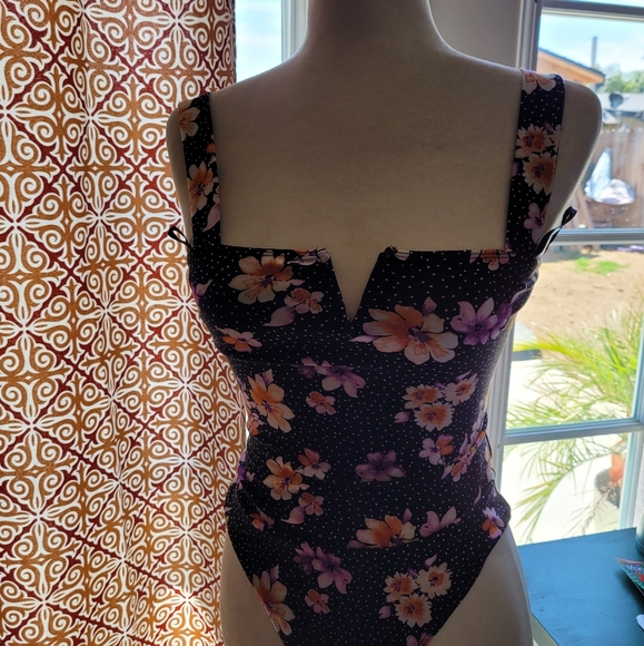 🔴🔴Body suit🔴🔴 - Picture 1 of 4